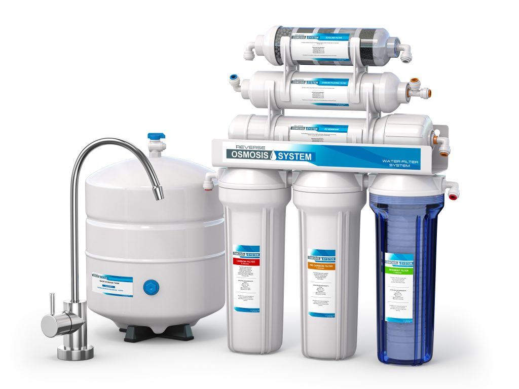Umkehrosmose-Wasserreinigungssystem isoliert auf weiß. Wasserreinigungssystem.