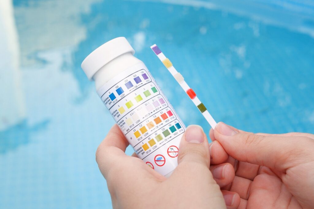Analisi del PH e del cloro dell'acqua per verificare la qualità dell'acqua.